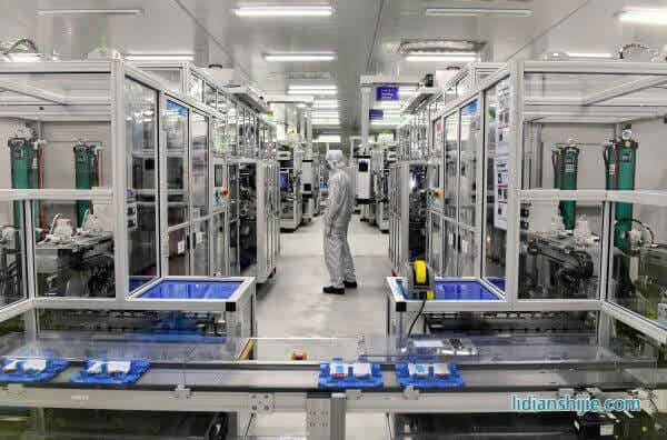 工人在福建寧德時(shí)代新能源科技股份有限公司電芯自動(dòng)化生產(chǎn)車間工作。