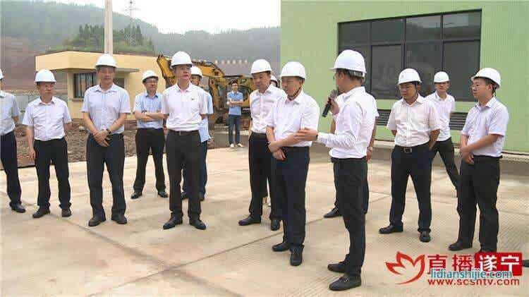 鄧正權(quán)一行深入射洪縣鋰電產(chǎn)業(yè)園調(diào)研，實(shí)地查看了部分入園項(xiàng)目以及園區(qū)基礎(chǔ)設(shè)施建設(shè)情況